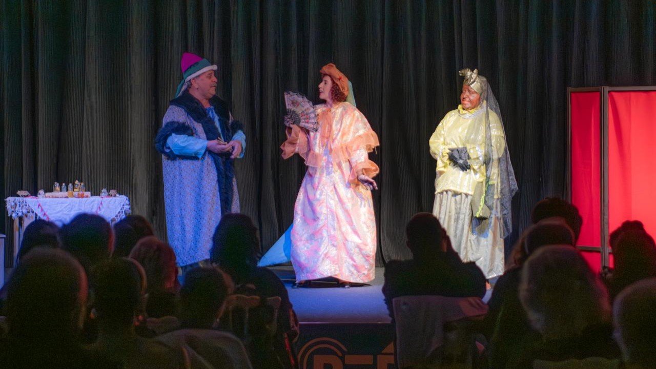 Kuşadası Tiyatro Günleri'nde Kahkaha Dolu Anlar Yaşandı