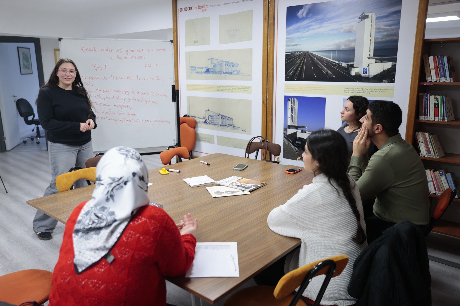 Konak’ta Gençler Yabancı Dilini Konuşarak Geliştiriyor (3)