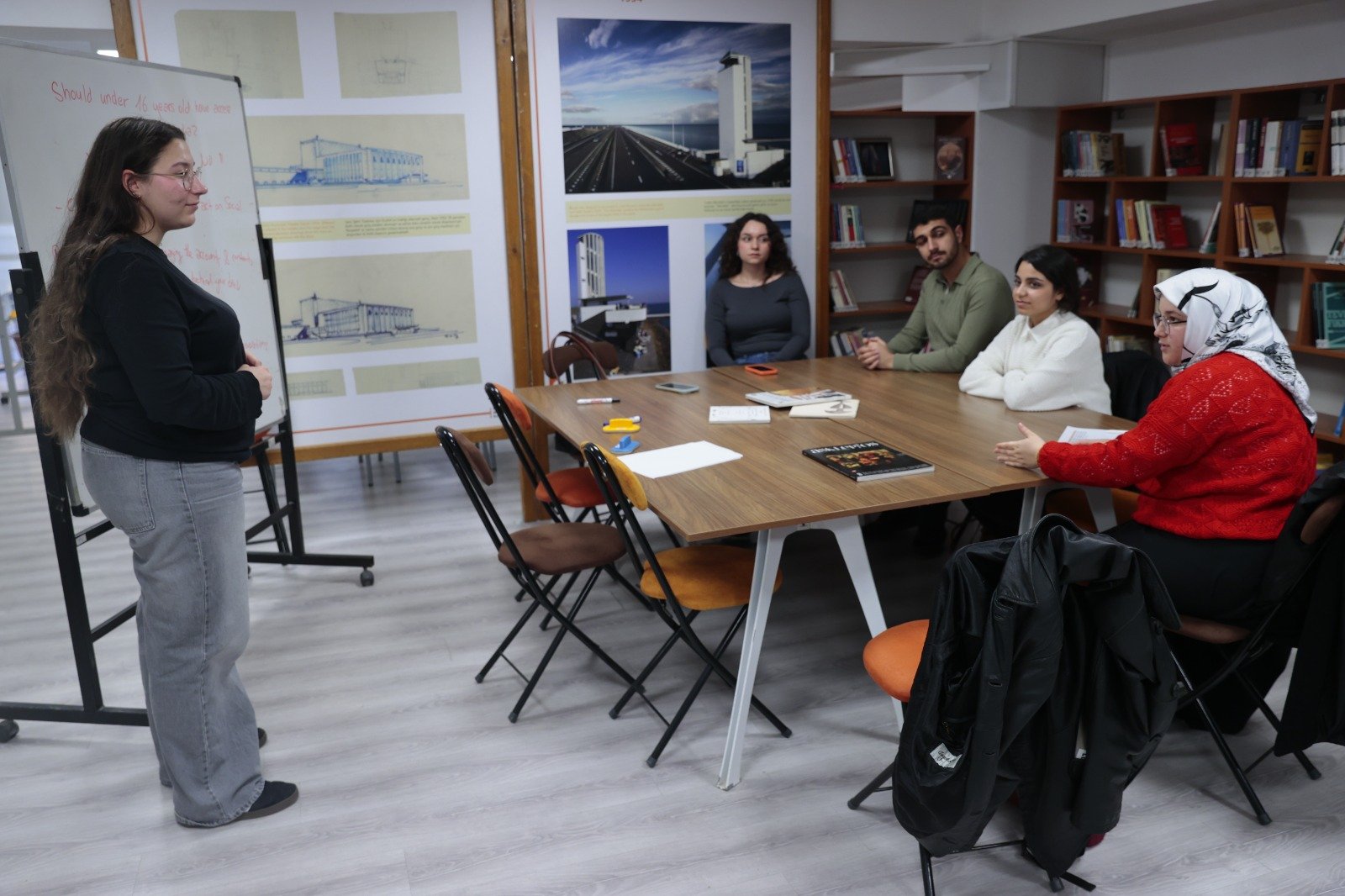 Konak’ta Gençler Yabancı Dilini Konuşarak Geliştiriyor (4)