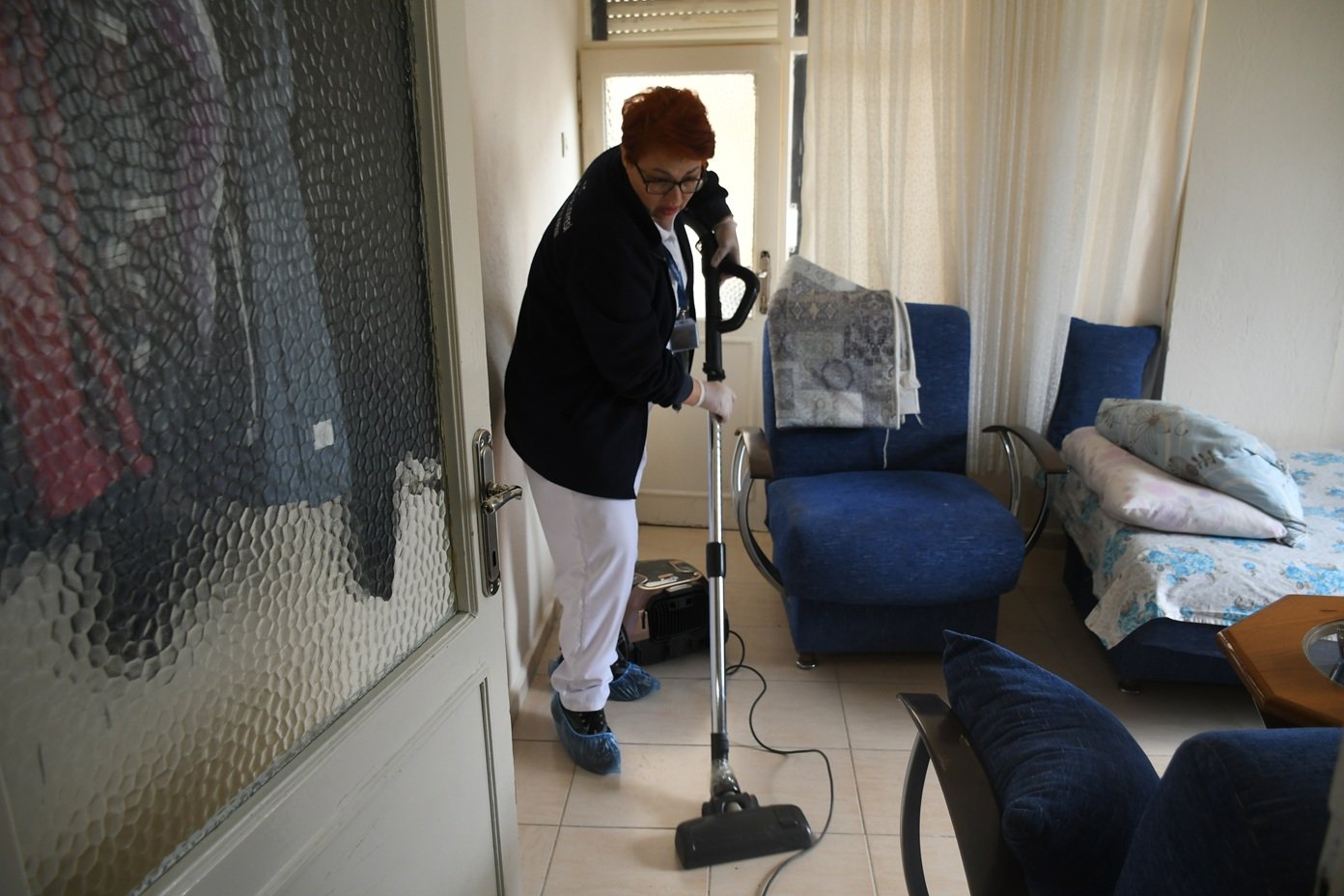 Kuşadasi Beledi̇yesi̇’nden Yil Boyu Süren Evde Bakim Hi̇zmeti̇ Bayram Öncesi̇ De Devam Edi̇yor (5)