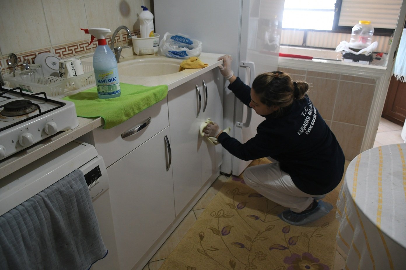 Kuşadasi Beledi̇yesi̇’nden Yil Boyu Süren Evde Bakim Hi̇zmeti̇ Bayram Öncesi̇ De Devam Edi̇yor (7)