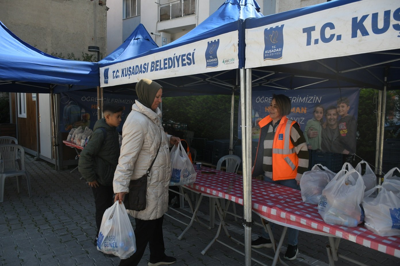 Kuşadası Belediyesi'nin Beslenme Çantası Projesi Kararlılıkla Sürüyor