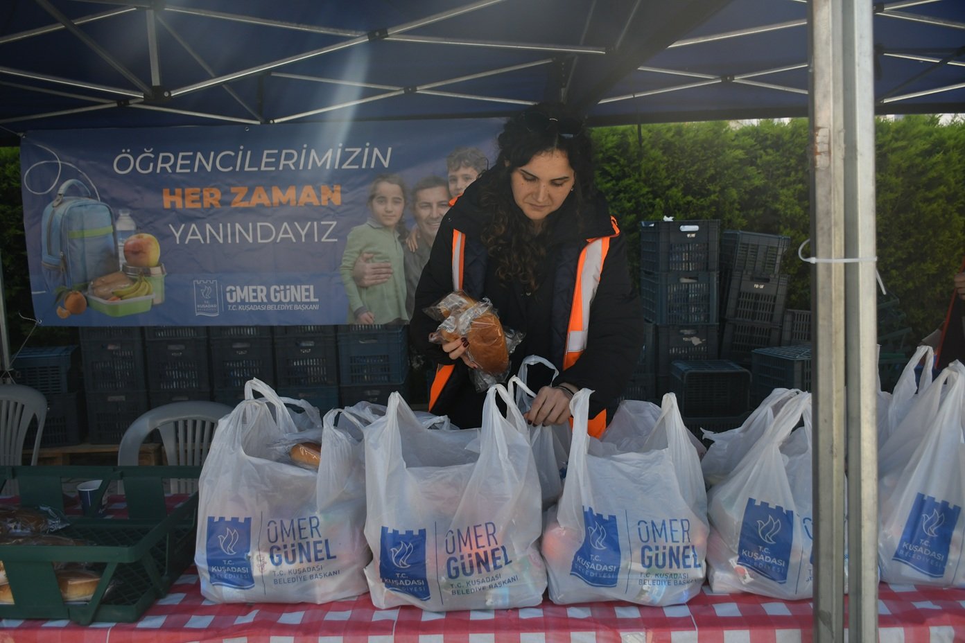 Kuşadasi Beledi̇yesi̇’ni̇n Beslenme Çantasi Projesi̇ Kararlilikla Sürüyor (3)