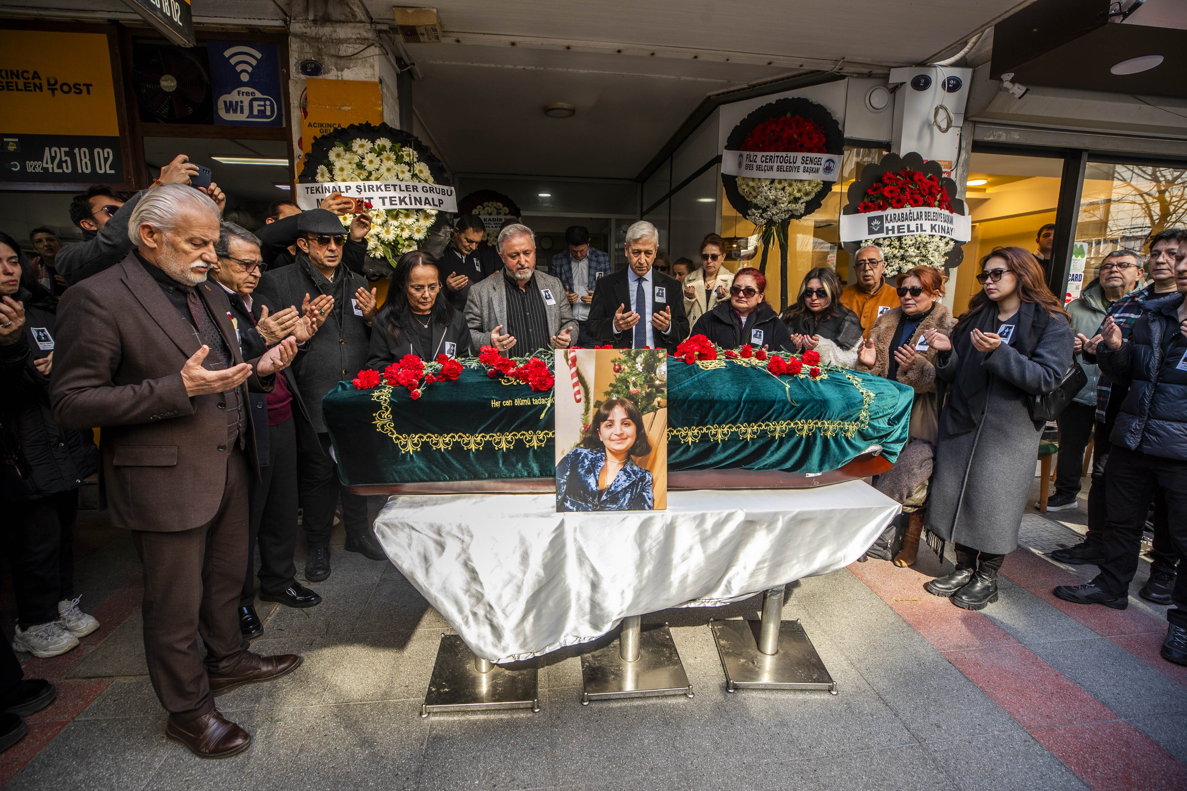 Meslektaşimiz Burcu Yanar Alkişlarla Son Yolculuğuna Uğurlandi (4)