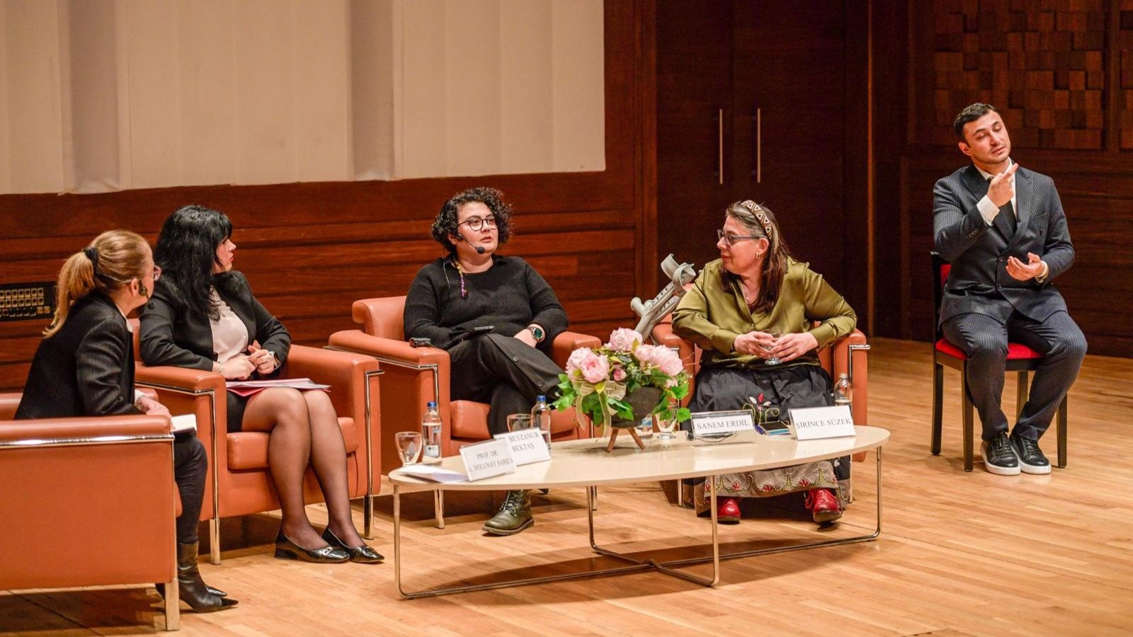 İzmir'de Kadın Emeği ve Engellilik Masaya Yatırıldı