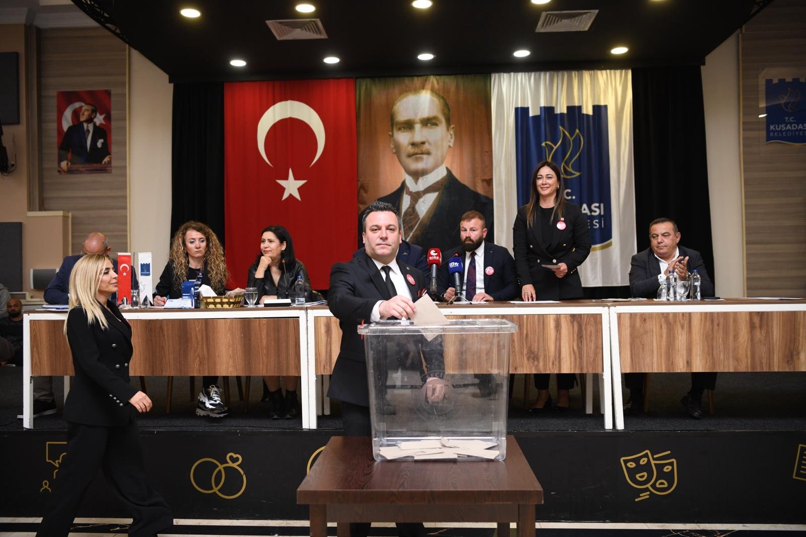 Kuşadası Belediyesi'nde Başkan Vekilliğine Tahsin Demirtaş Seçildi