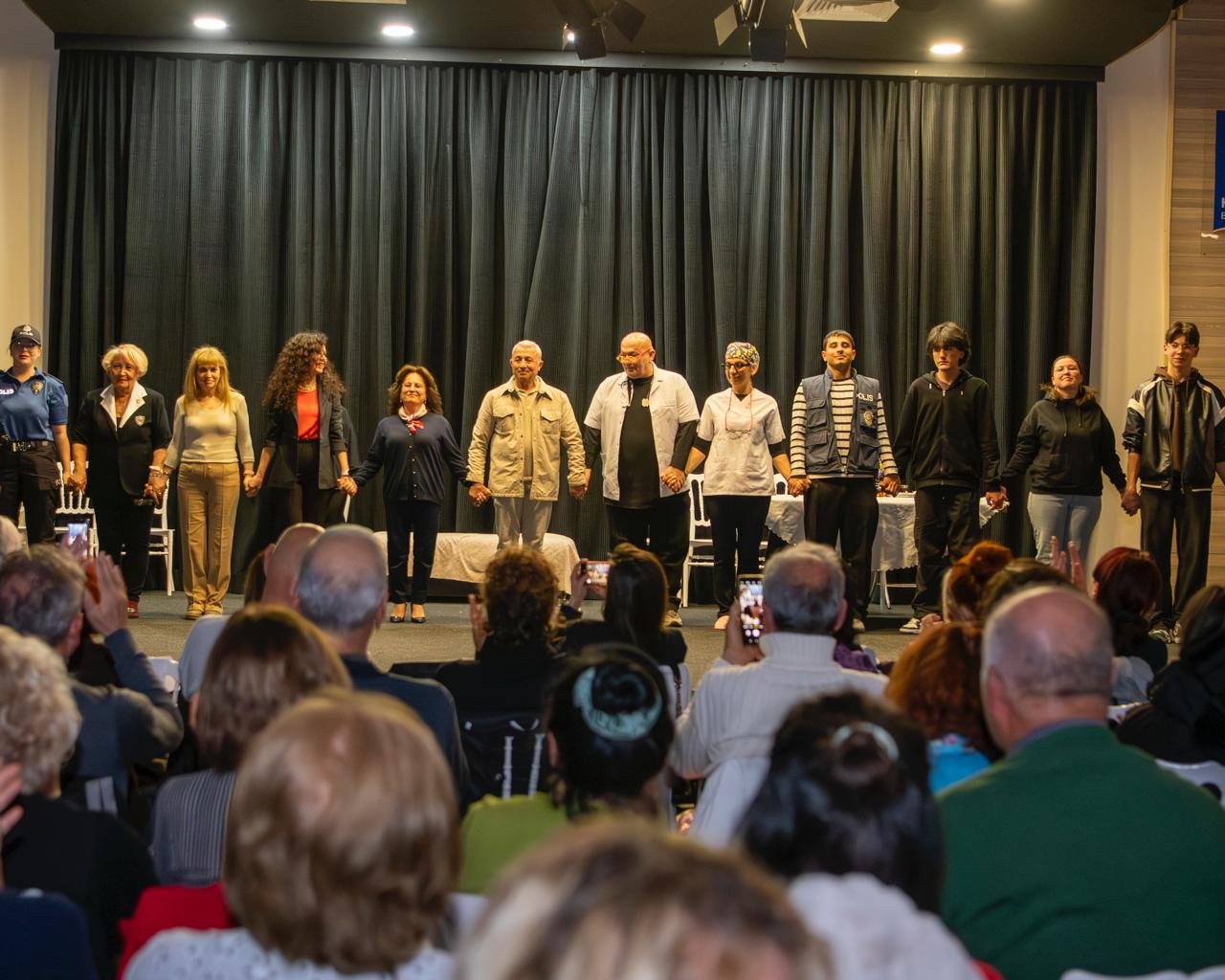 Kuşadası Tiyatro Günleri Başladı