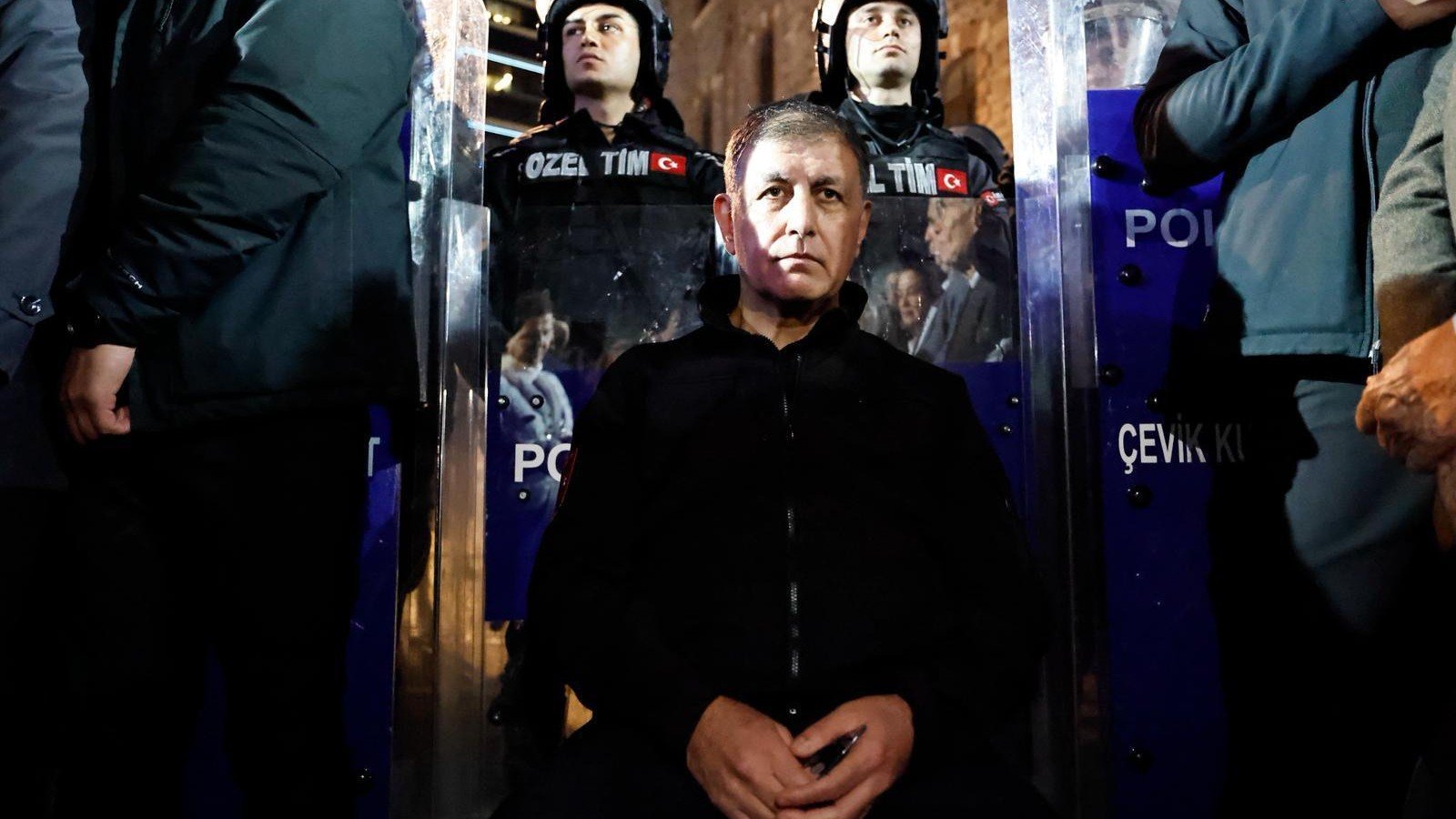 Tugay'dan Meslek Fabrikası Nöbeti: "24 Saat Buradayım"