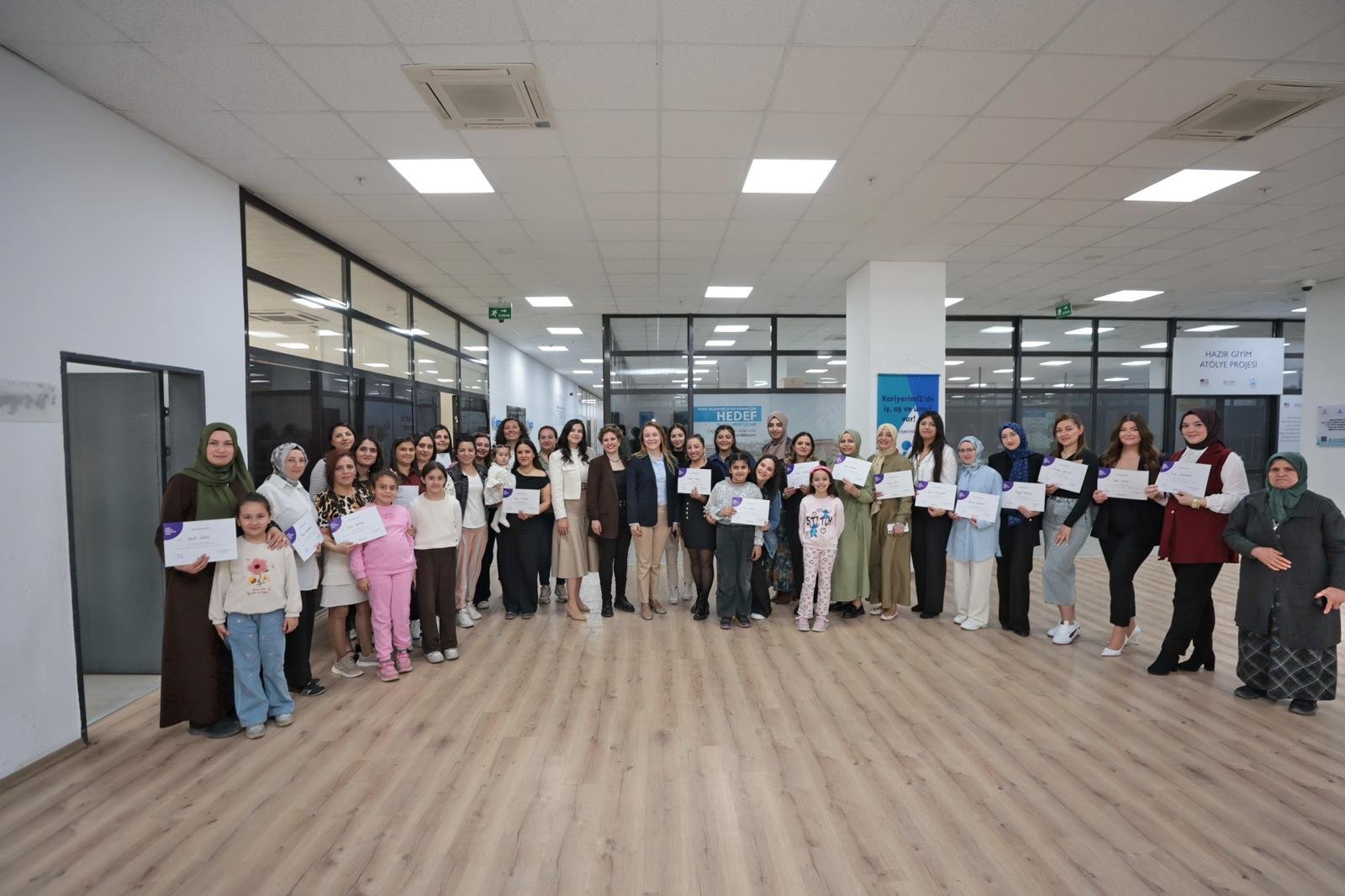 Anne Destek Programı Mezunları Sertifikalarını Başkan Mutlu’dan Aldı (2)