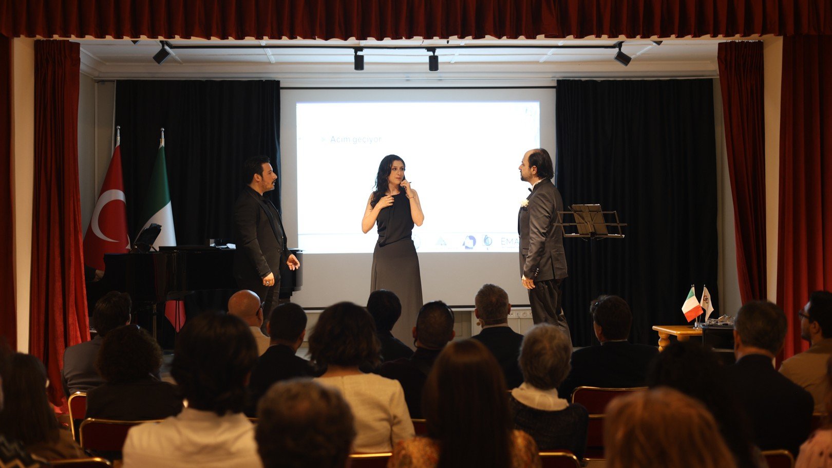 Operanın Tuvaldeki Yankısı İzmir'de: "4. Hayal Melodileri" Sergisi Casa Italia'da Açıldı