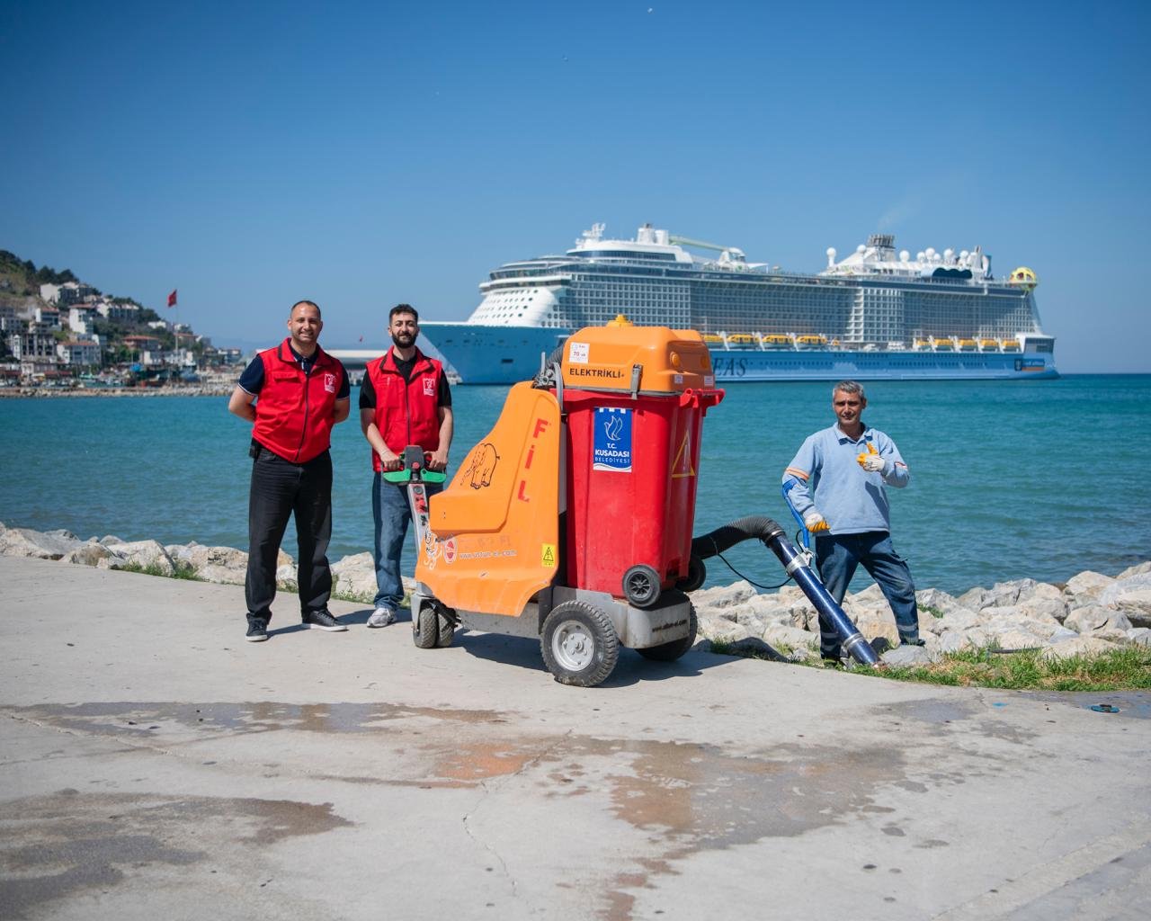Kuşadasi Beledi̇yesi̇’nden Sahi̇l Bandinda Yoğun Mesai̇ (4)