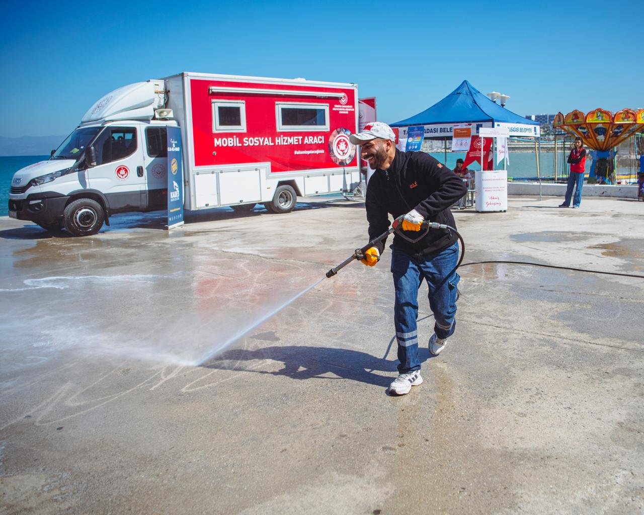 Kuşadasi Beledi̇yesi̇’nden Sahi̇l Bandinda Yoğun Mesai̇ (5)