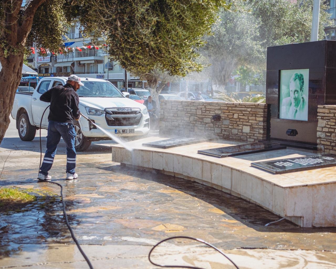 Kuşadasi Beledi̇yesi̇’nden Sahi̇l Bandinda Yoğun Mesai̇ (9)