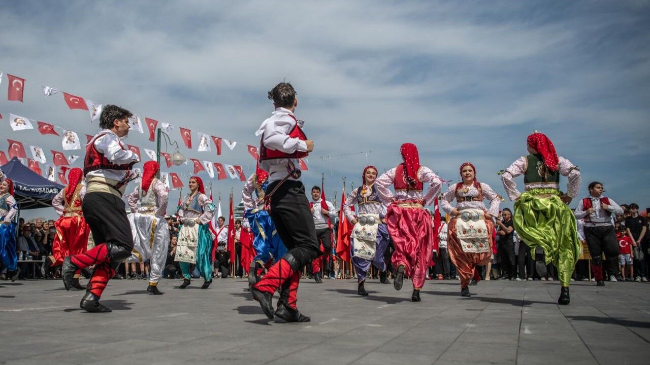 Kuşadası'nda 19 Mayıs Büyük Bir Coşkuyla Kutlandı