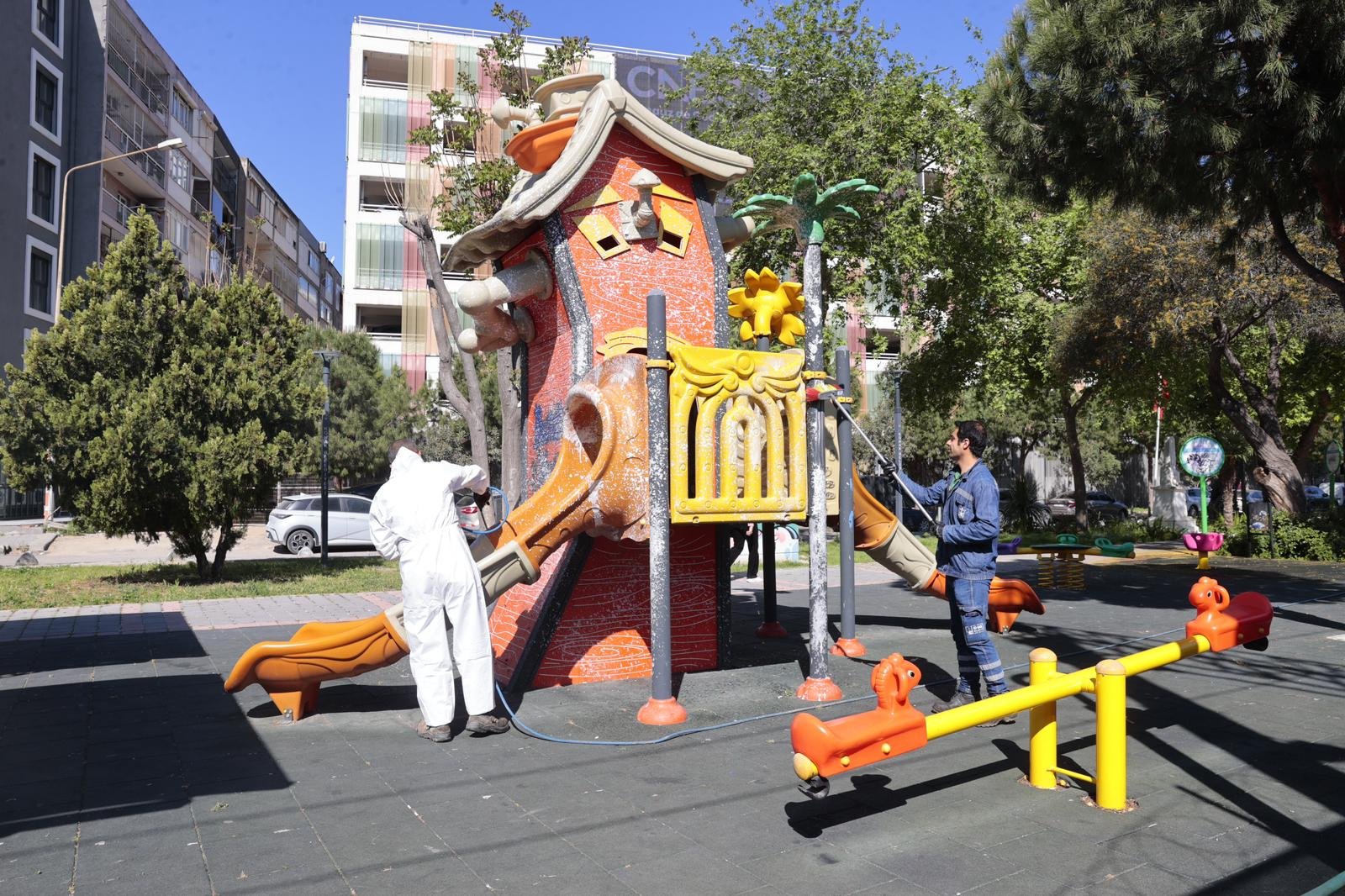Konak’ın Parklarında Temizlik Mesaisi (1)
