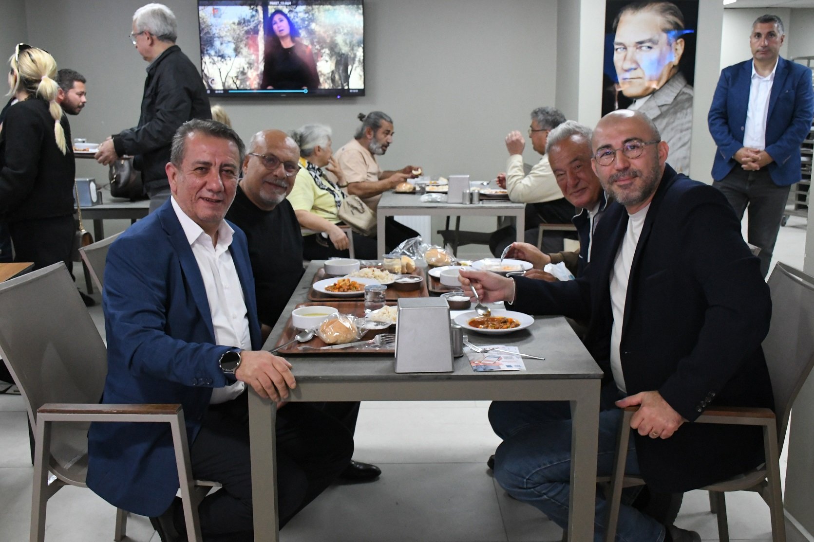 Kuşadasi Beledi̇yesi̇ Kent Lokantasi Kapilarini Tüm Vatandaşlara Açti (6)