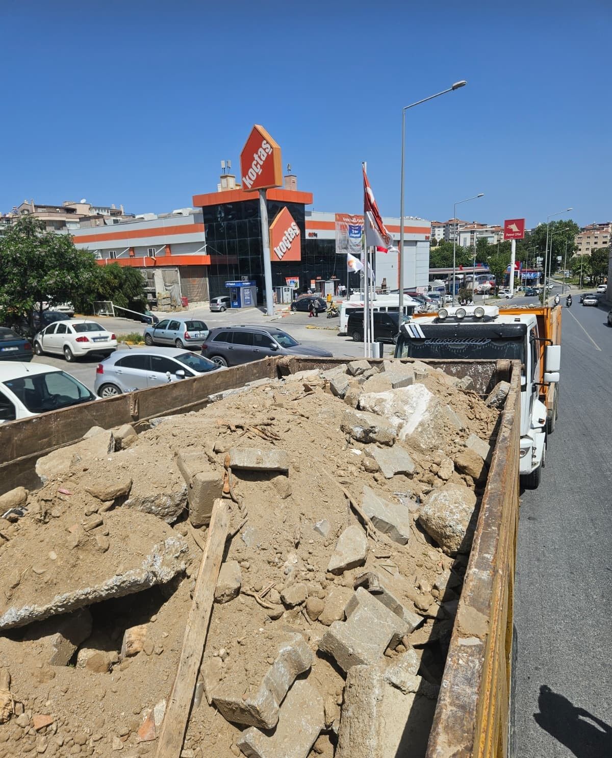 Kuşadasi’nda Uygunsuz Hafri̇yat Kamyonlarina Ceza (2)