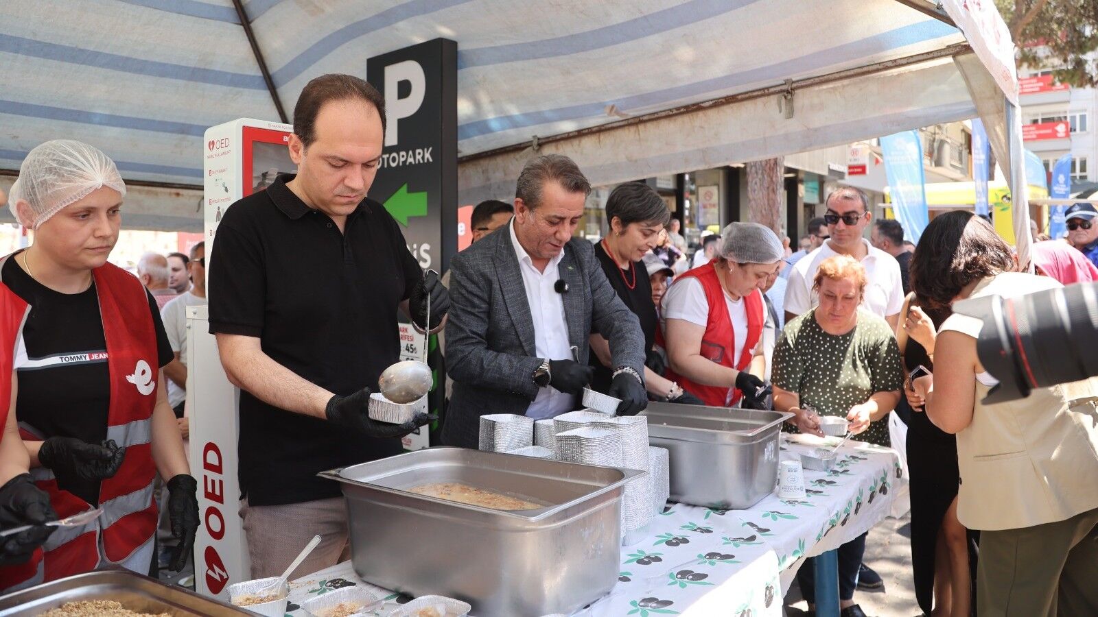 Efeler Belediyesi 3 Bin Kişilik Aşure Dağıttı