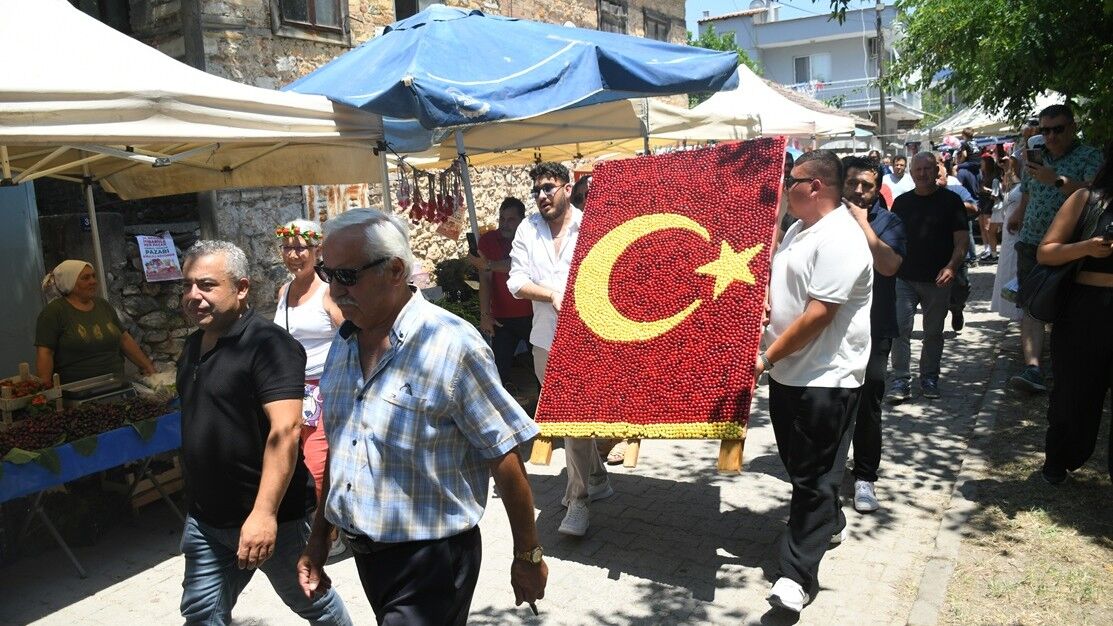 Kuşadası'nda Kiraz Şenliği Binlerce Ziyaretçiyi Ağırladı