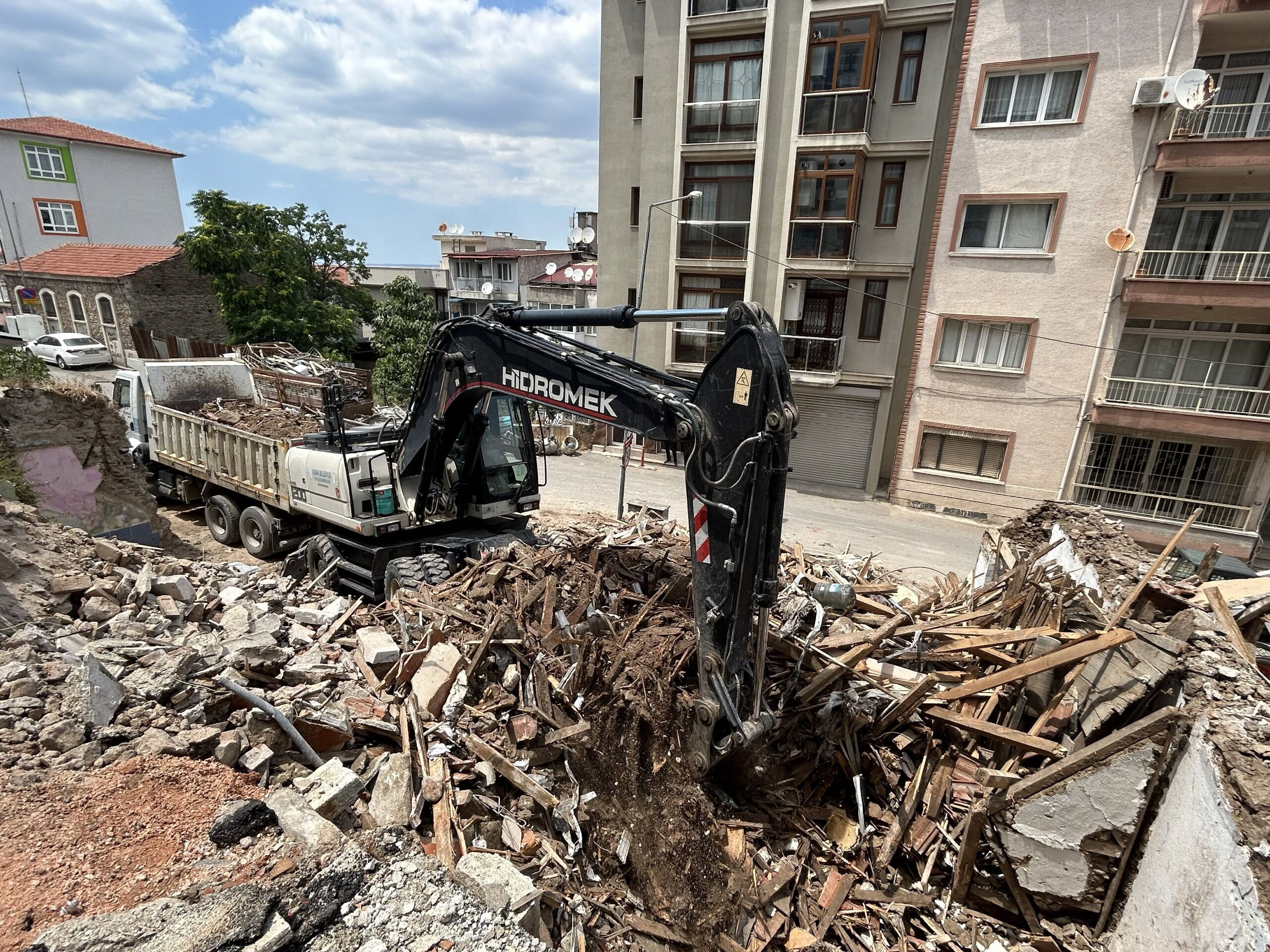 Konak’ta Metruk Bina Yıkımları Tam Gaz (1)