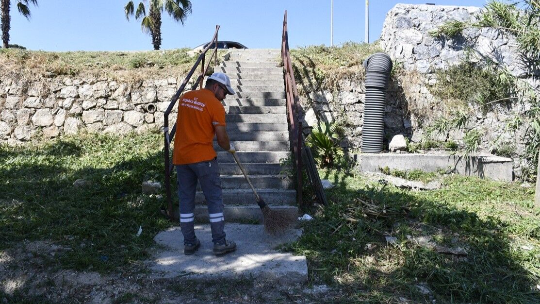 Kuşadası Belediyesi'nden Yeşil Dokuya Titiz Dokunuş