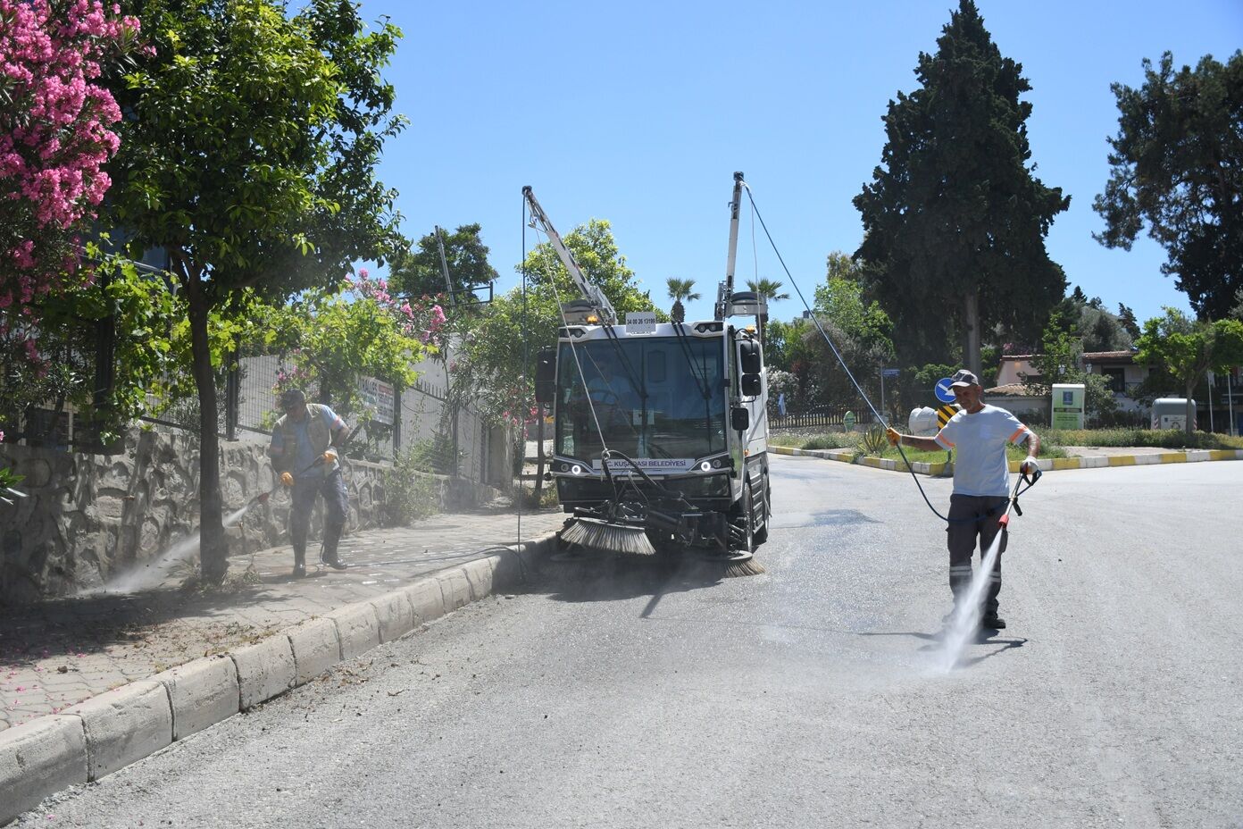 Kuşadasi'nda Temi̇zli̇kte Yeni̇ Dönem Küçük Dev Bucher Göreve Başladi (4)