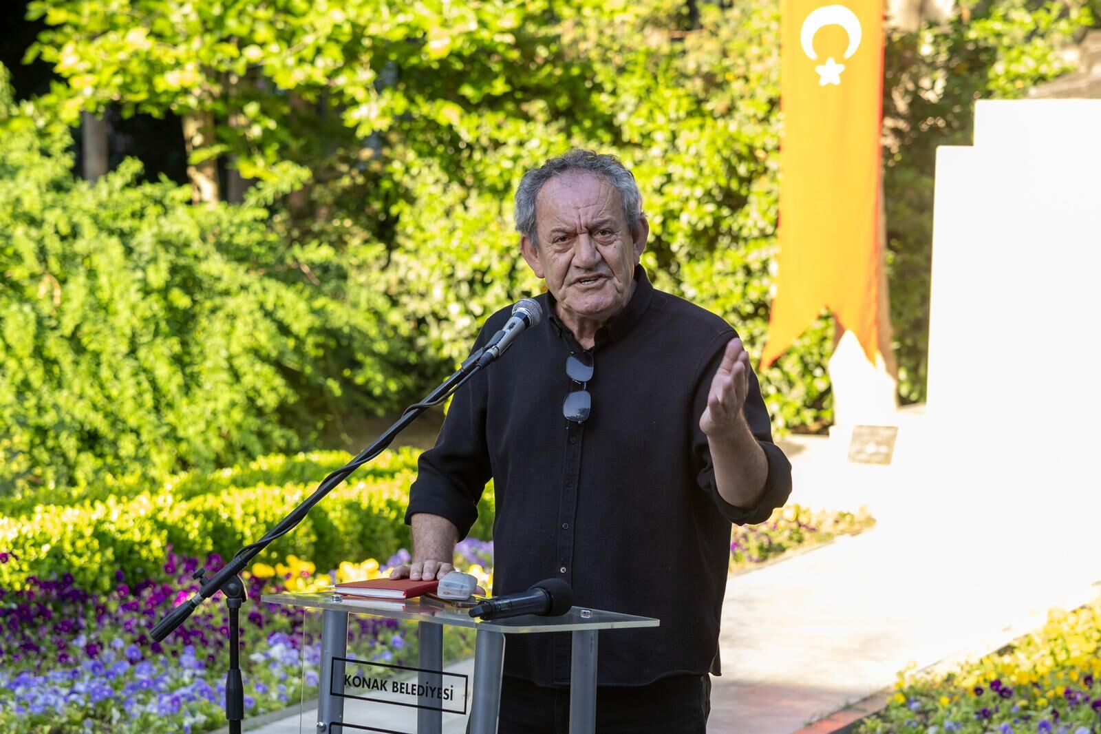 Nazım Hikmet Konak’ta Heykeli Başında Düzenlenen Törenle Anıldı (6)