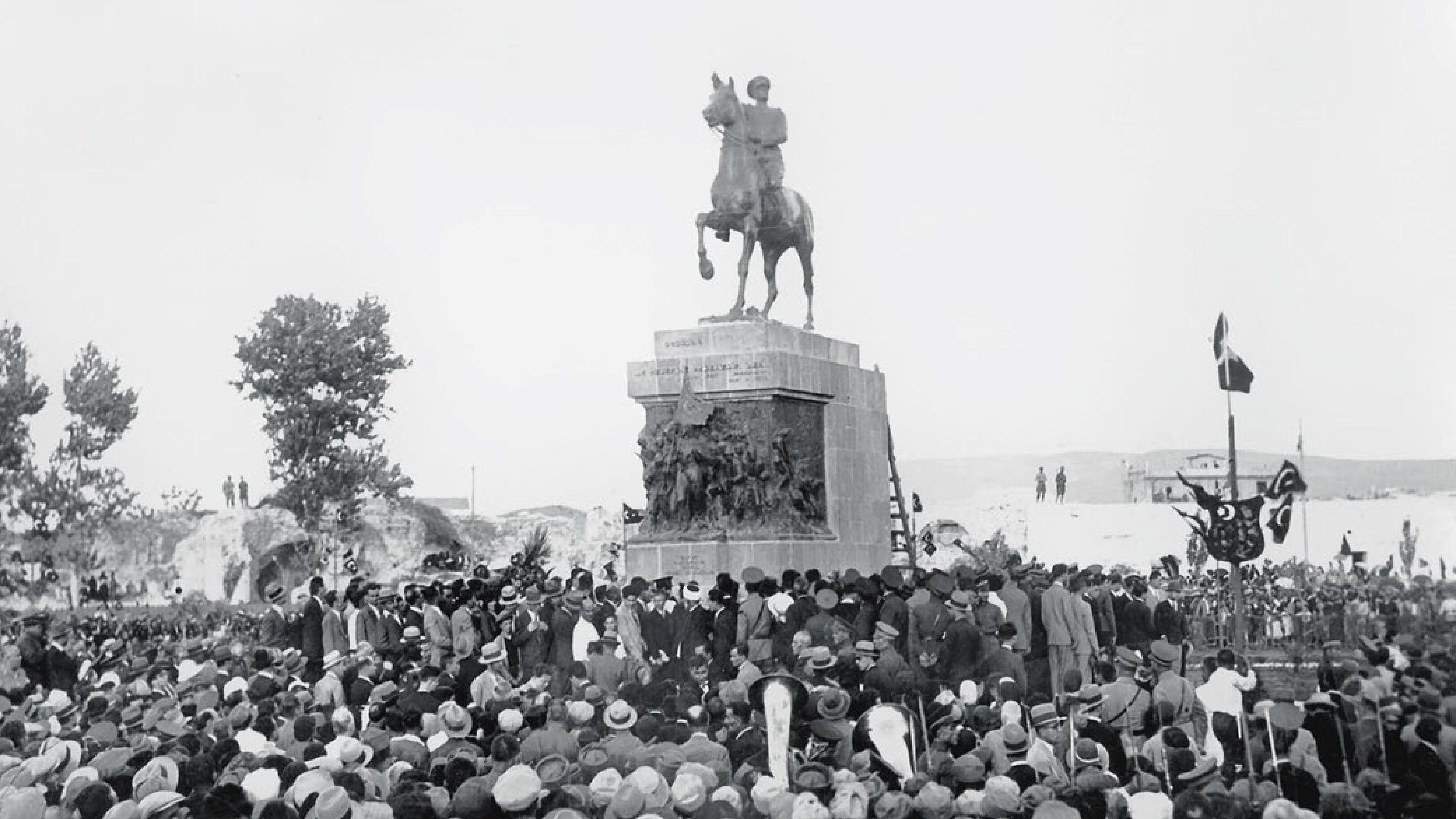 Gazi Heykeli Coşkun Merasimle Açıldı | Son Posta - 27 Temmuz 1932