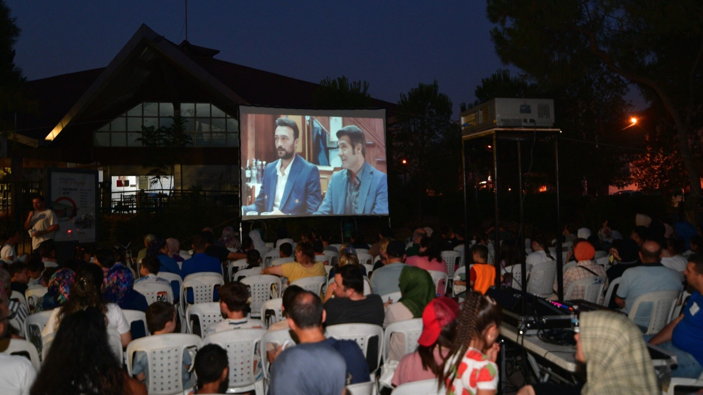 Bornova'da Yaz Akşamları Açık Hava Sineması ile Şenleniyor