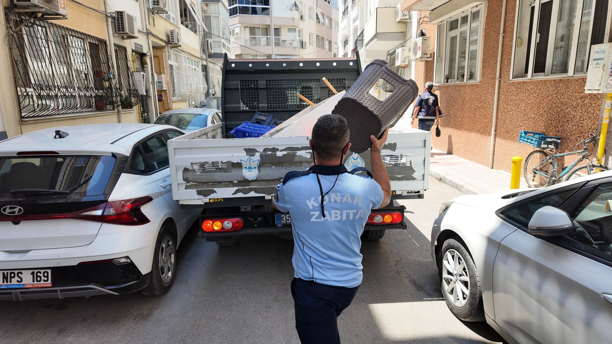 Konak Zabıtasından Kaldırım Işgallerine Karşı Sıkı Denetim (1)