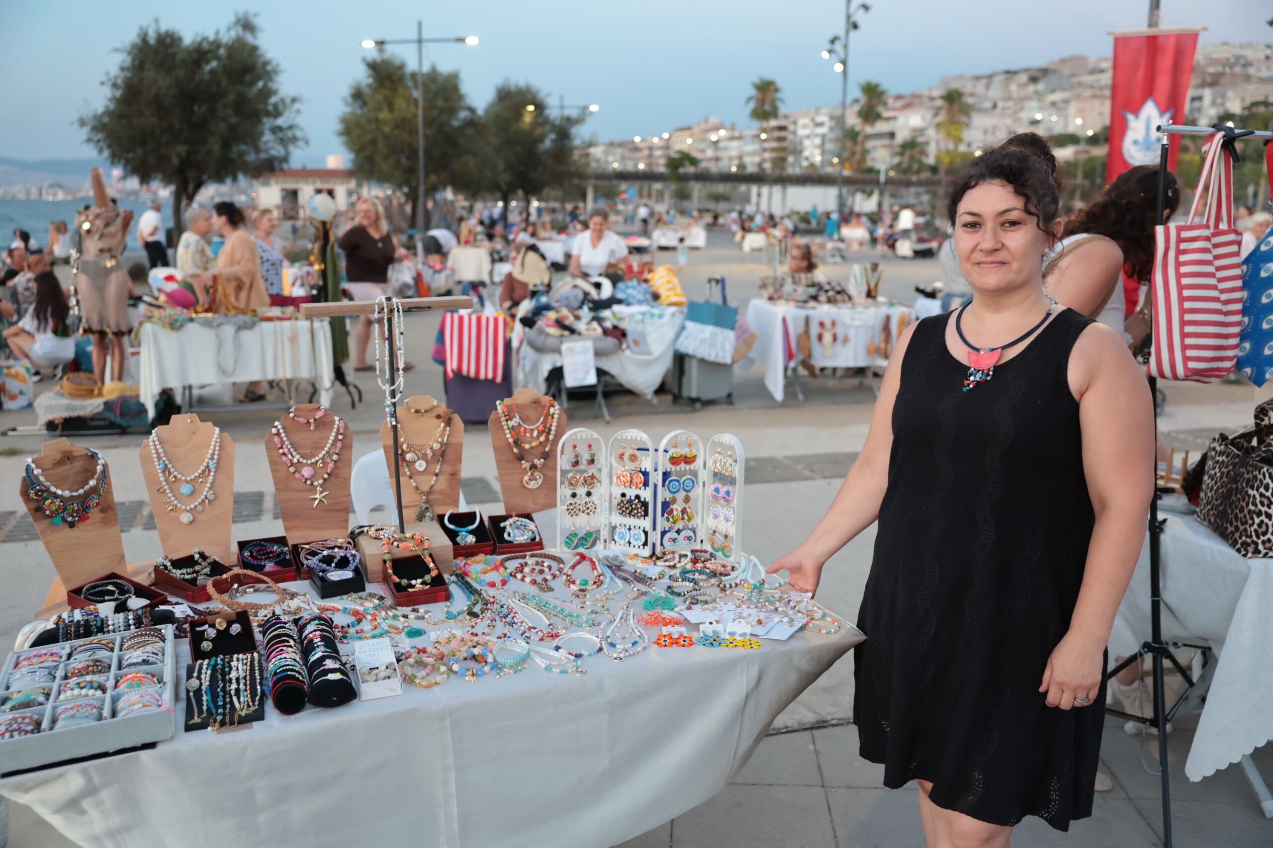 Konak’ın Gece Kermesi Ile 150 Kadının Emeği Kazanca Dönüşüyor (1)