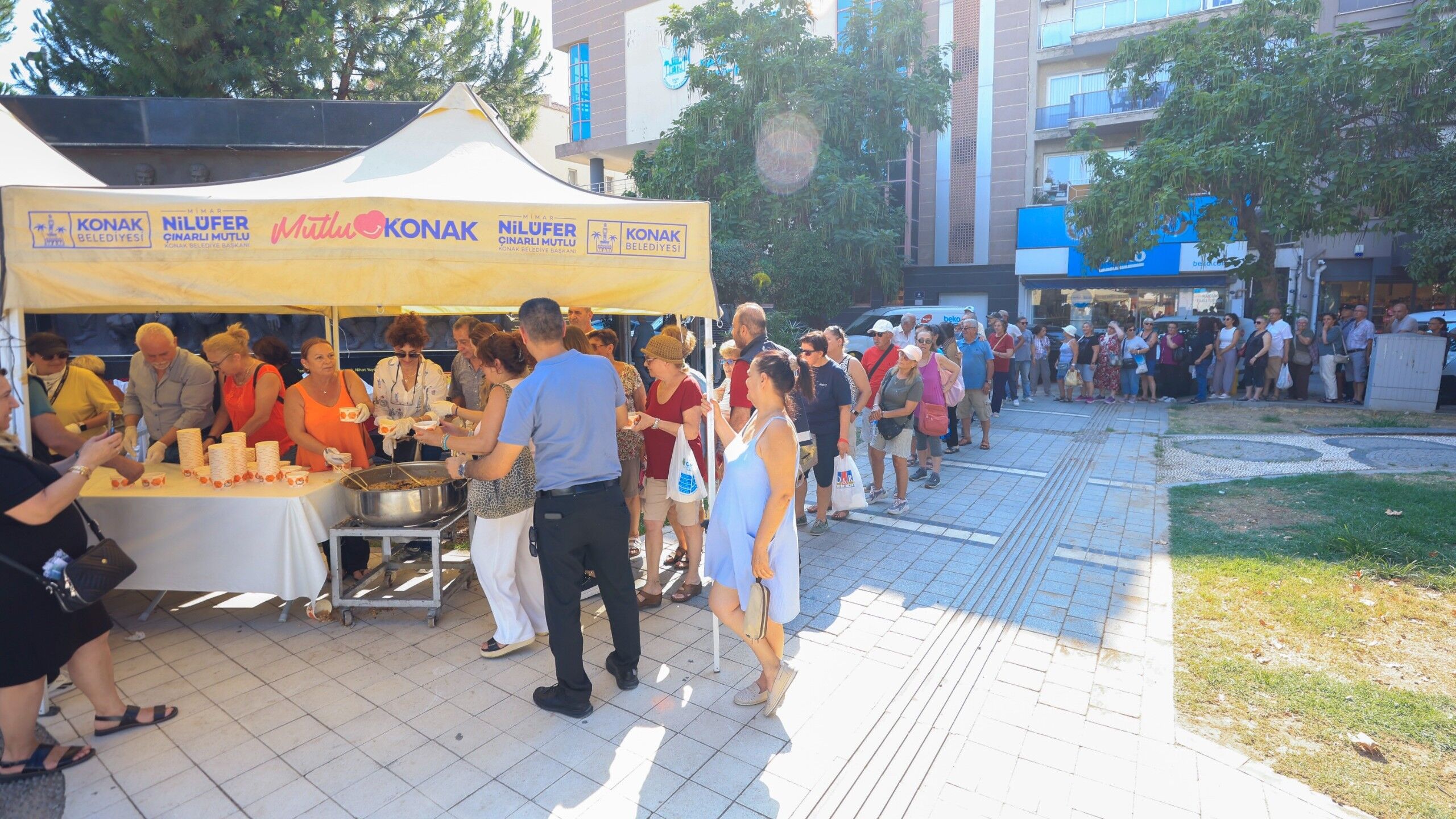 Konak'ta Aşurenin Bereketi 10 Bin Kişiyle Paylaşıldı