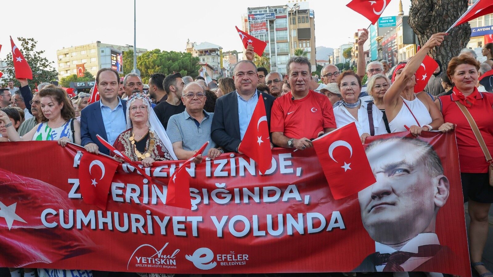 Efeler'de 30 Ağustos Coşkusu Kentin Dört Bir Yanına Taşındı