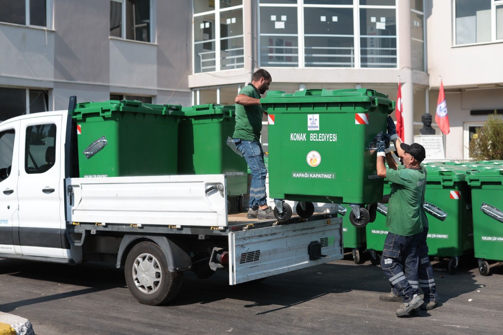 Konak’ın Sokakları Yeni Konteynerlerine Kavuştu (1)