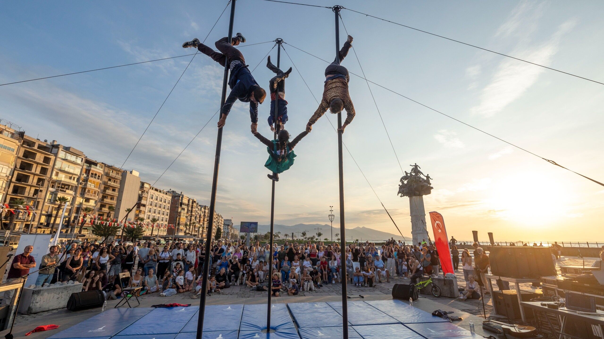 Gündoğdu'da Sanat Dolu Buluşma: Cirque Entre Nous