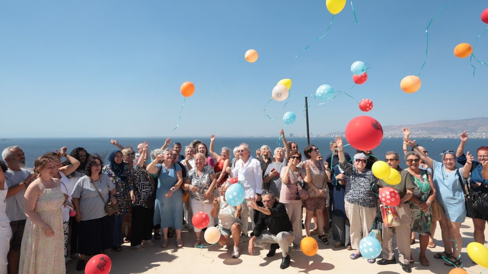 Konak'ta Dünya Barış Günü'nde Gökyüzüne Rengarenk Balonlar Salındı
