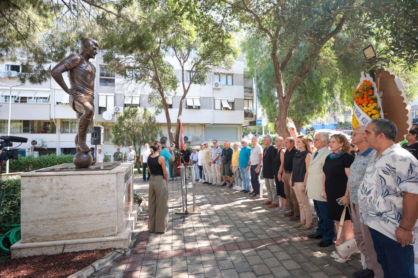 Konak’ta Vefa Dolu Buluşma Metin Oktay Heykeli Önünde Anıldı (4)