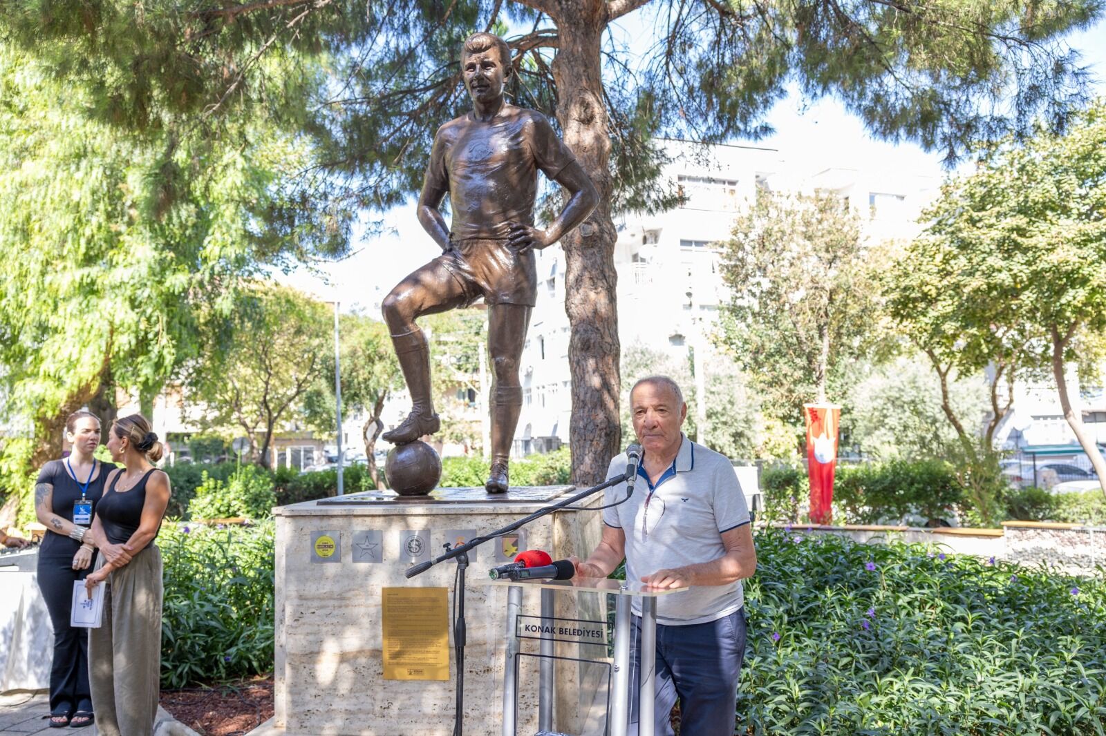 Konak’ta Vefa Dolu Buluşma Metin Oktay Heykeli Önünde Anıldı (6)