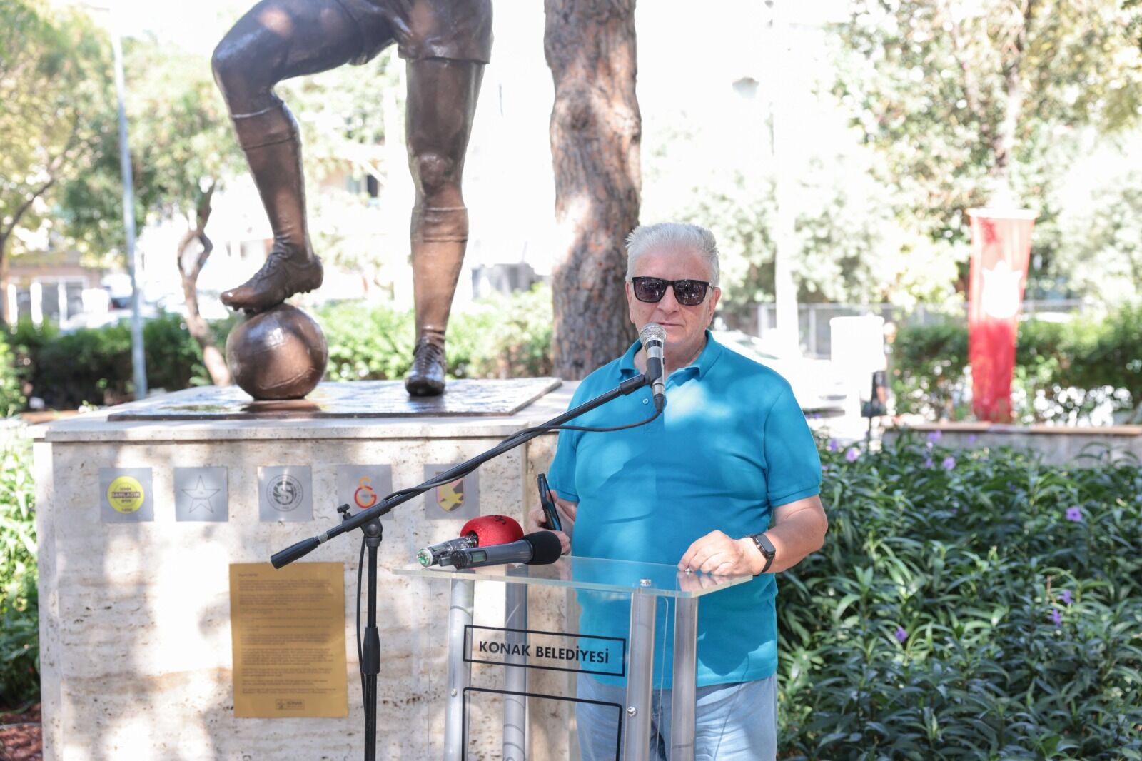 Konak’ta Vefa Dolu Buluşma Metin Oktay Heykeli Önünde Anıldı (8)