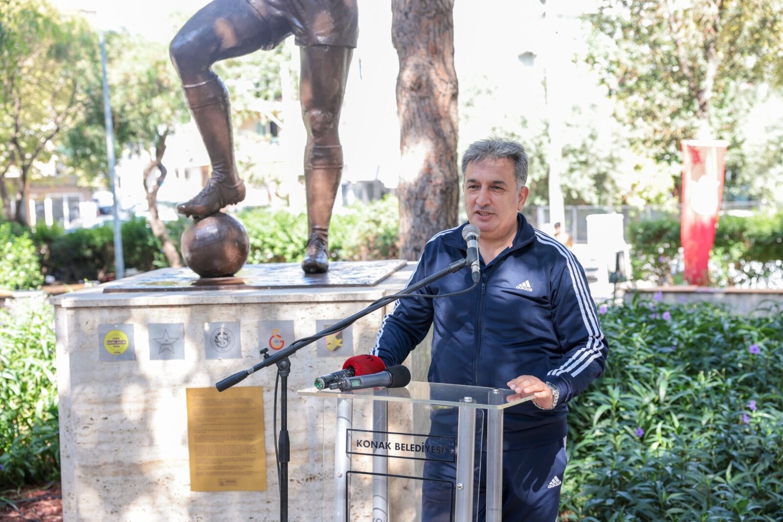 Konak’ta Vefa Dolu Buluşma Metin Oktay Heykeli Önünde Anıldı (9)