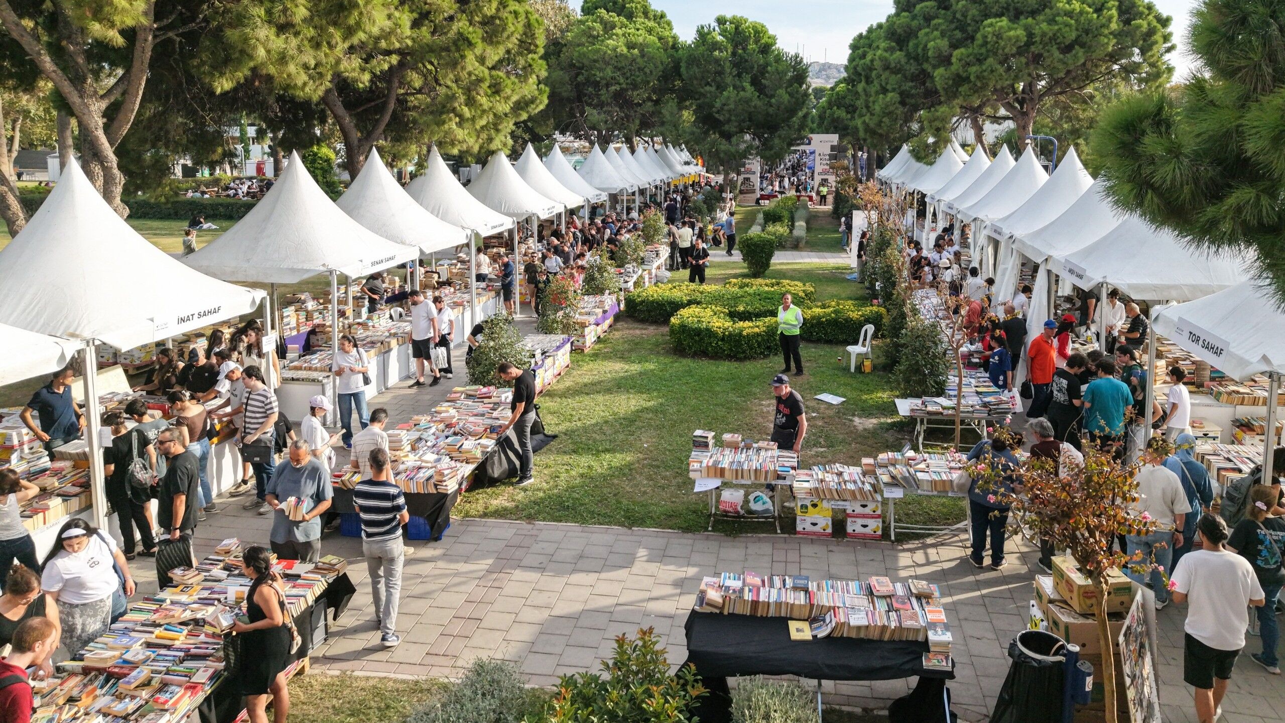 İzmir Kitap Fuarı'nda İlk Gün Yoğun İlgi