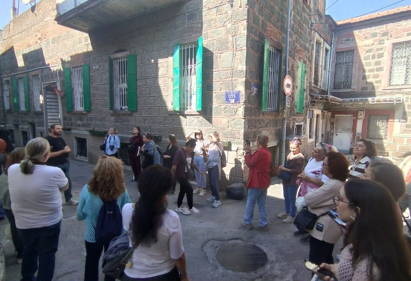 İzmirliler Kültürel Miras Gezileriyle Konak’ı Keşfediyor (12)