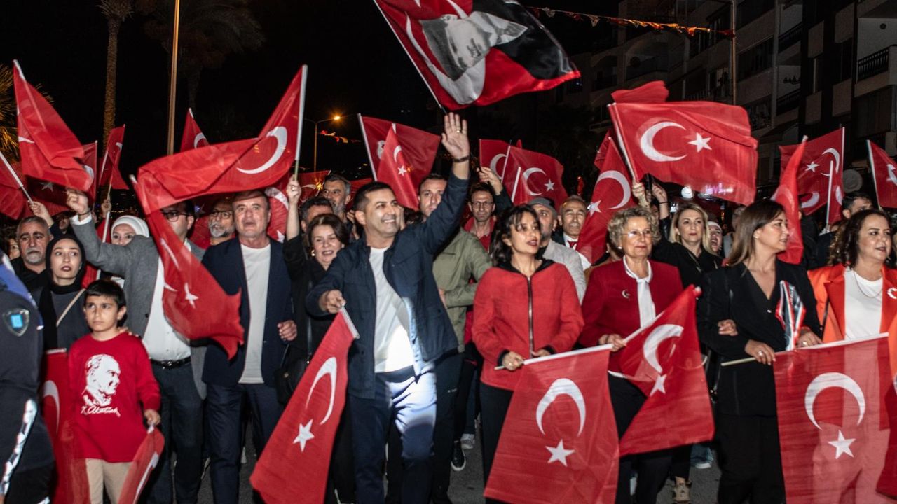 Kuşadası'nda Cumhuriyet Coşkusu Geceye Taşındı