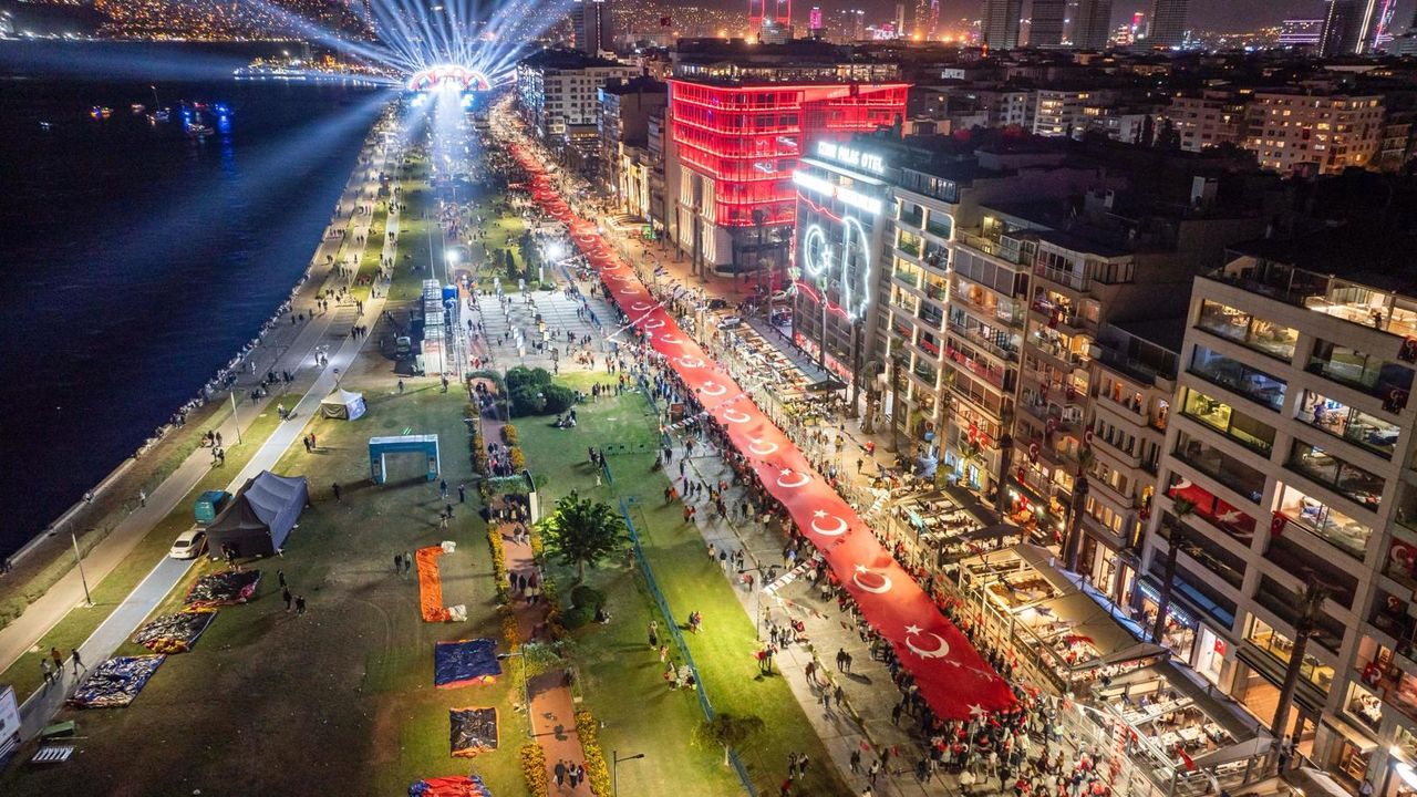 İzmir, Cumhuriyet Coşkusuna Hazır