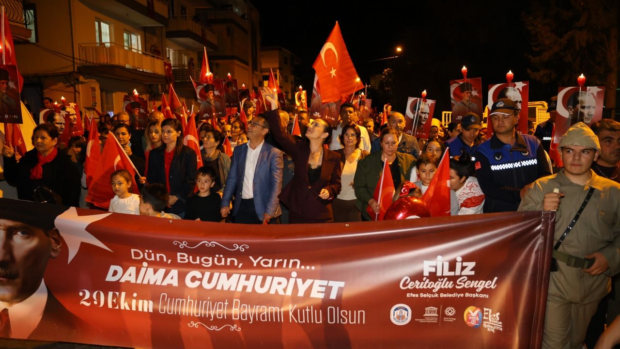 Selçuk'ta Cumhuriyet Coşkusu Meydanlara Taştı