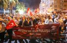Efeler'de Kurtuluş Coşkusu Geceyi Aydınlattı