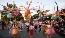 Kuşadası Sokak Festivali'ne Renkli Açılış Korteji