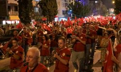 Karşıyaka'da Omuz Omuza Zafer Yürüyüşü
