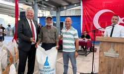 Büyükşehir’den Dikili’deki Üreticiye Yem Desteği