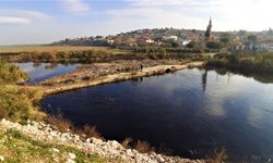 Büyük Menderes Nehri'nde Su Siyaha Büründü